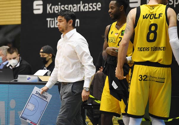 Basketball 2. Bundesliga 2020 2021 22. Spieltag in Rottenburg in der Volksbank Arena 10.02.2021 Tigers Tuebingen - MLP Academics Heidelberg Trainer Daniel Jansson (li, Tigers) nachdenklich