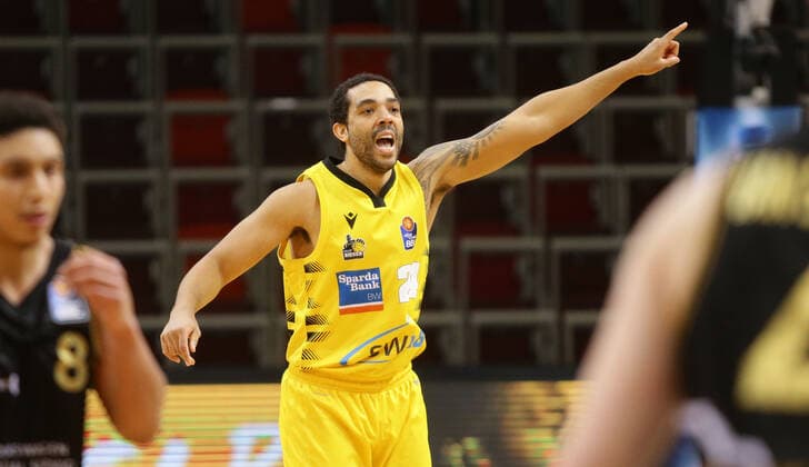 Ludwigsburg , Basketball easyCredit BBL Bundesliga , MHP RIESEN Ludwigsburg vs. Basketball Löwen Braunschweig Andrew Warren ( Riesen )