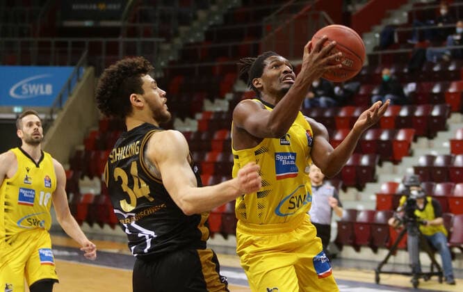 Ludwigsburg , Basketball easyCredit BBL Bundesliga , MHP RIESEN Ludwigsburg vs. Basketball Löwen Braunschweig , von links: Gavin Schilling ( Löwen ) Jaleen Smith ( Riesen )