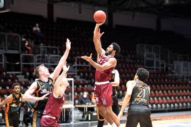 easycredit BBL Saison 2020 2021 17. Spieltag am 10.2.2021 NINERS Chemnitz vs RASTA Vechta Mitte: Terrell Harris (Chemnitz) mit dem Korbleger Messe Chemnitz