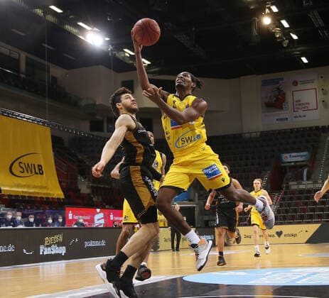 V.li. Gavin Schilling (Brazunsch), Jaleen Smith (Riesen) . MHP Riesen Ludwigsburg vs.Basketball Löwen Braunschweig . Basketball-Bundesliga 2020-2021. Ludwigsburg , GER, 10.02.2021,
