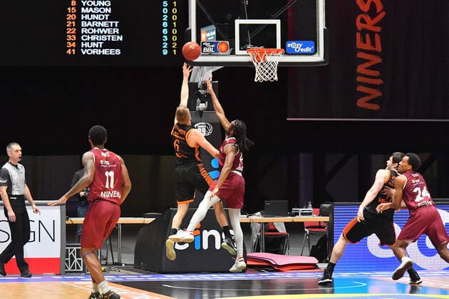 Chemnitz, Deutschland 10. Februar 2021: BBL - 2020 2021 - Niners Chemnitz vs. Rasta Vechta v.li. Tim Hasbargen (Vechta), Marcus Thornton (Chemnitz), Copyright: xFotostandx xDostmannx
