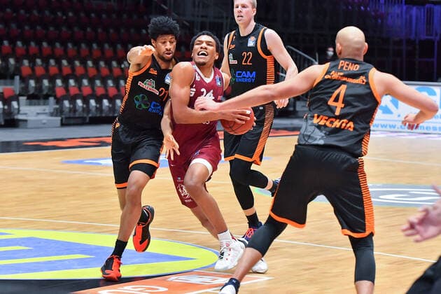 Chemnitz, Deutschland 10. Februar 2021: BBL - 2020 2021 - Niners Chemnitz vs. Rasta Vechta v. li. im Zweikampf Jordan Barnett (Vechta), George King (Chemnitz), Björn Bjoern Rohwer (Vechta) und Stefan Peno (Vechta), Copyright: xFotostandx xDostmannx