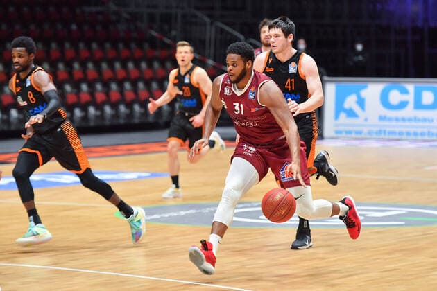 Chemnitz, Deutschland 10. Februar 2021: BBL - 2020 2021 - Niners Chemnitz vs. Rasta Vechta v.li. Joseph Lawson III (Chemnitz), Will Vorhees (Vechta), Copyright: xFotostandx xDostmannx