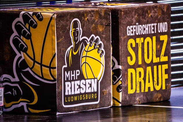 Logo MHP Riesen Sitzwuerfel ãGefuerchtet Und Stolz DraufÒ 1. BASKETBALL Bundesliga: MHP Riesen Ludwigsburg - Basketball Loewen Braunschweig am 10.02.2021 in Ludwigsburg (MHPArena), Baden-Wuerttemberg, Deutschland beim Spiel in der Basketball Bundesliga, MHP Riesen Ludwigsburg - Basketball Loewen Braunschweig. Ludwigsburg. 10.02.21 Basketball , 10.02.2021, Ludwigsburg (Deutschland)