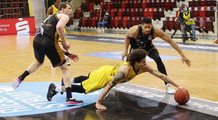 Ludwigsburg , Basketball easyCredit BBL Bundesliga , MHP RIESEN Ludwigsburg vs. Basketball Löwen Braunschweig , von links: LUkas Meisner ( Löwen ) Jonah Radebaugh ( Riesen ) karim Jallow ( Löwen )