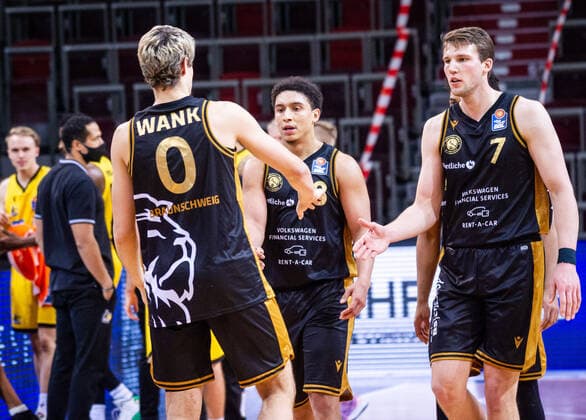 Sichtlich enttaeuscht nach den ersten zwei Vierteln: Lukas Wank (Basketball Loewen Braunschweig 0) ; James Robinson (Basketball Loewen Braunschweig 8) ; Lukas Meisner (Basketball Loewen Braunschweig 7) ; 1. BASKETBALL Bundesliga: MHP Riesen Ludwigsburg - Basketball Loewen Braunschweig am 10.02.2021 in Ludwigsburg (MHPArena), Baden-Wuerttemberg, Deutschland Ludwigsburg. 10.02.21 Basketball , 10.02.2021, Ludwigsburg (Deutschland)
