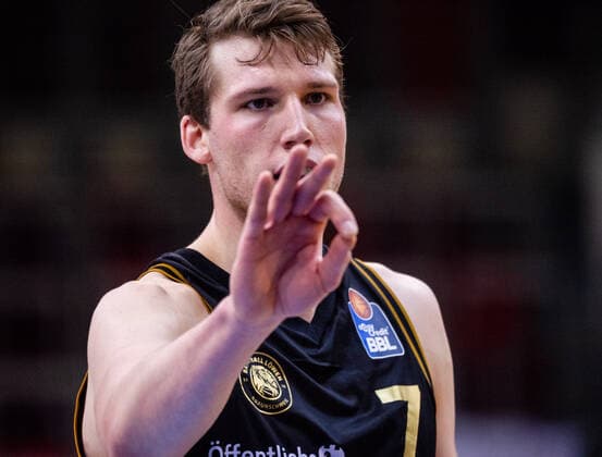 Lukas Meisner (Basketball Loewen Braunschweig 7) ; Handzeichen 1. BASKETBALL Bundesliga: MHP Riesen Ludwigsburg - Basketball Loewen Braunschweig am 10.02.2021 in Ludwigsburg (MHPArena), Baden-Wuerttemberg, Deutschland Ludwigsburg. 10.02.21 Basketball , 10.02.2021, Ludwigsburg (Deutschland)