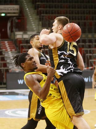 Ludwigsburg , Basketball easyCredit BBL Bundesliga , MHP RIESEN Ludwigsburg vs. Basketball Löwen Braunschweig , von links: Jaleen Smith ( Riesen ) Martin Peterka ( Löwen )
