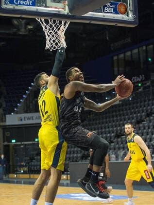 GER, Basketball, EWE Baskets Oldenburg vs Hamburg Towers 10.02.2021, EWE Arena, Oldenburg, GER, easy Credit-BBL, EWE Baskets Oldenburg vs Hamburg Towers, im Bild Bryce TAYLOR ( Hamburg Towers 44 ) Martin BREUNING (EWE Baskets Oldenburg 12 )
