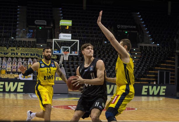 GER, Basketball, EWE Baskets Oldenburg vs Hamburg Towers 10.02.2021, EWE Arena, Oldenburg, GER, easy Credit-BBL, EWE Baskets Oldenburg vs Hamburg Towers, im Bild Maik KOTSAR ( Hamburg Towers 11 ) Martin BREUNING (EWE Baskets Oldenburg 12 ) Nathan BOOTHE (EWE Baskets Oldenburg 45 )