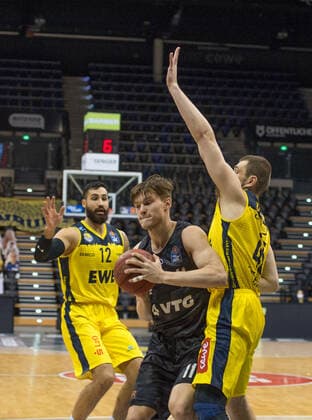 GER, Basketball, EWE Baskets Oldenburg vs Hamburg Towers 10.02.2021, EWE Arena, Oldenburg, GER, easy Credit-BBL, EWE Baskets Oldenburg vs Hamburg Towers, im Bild Maik KOTSAR ( Hamburg Towers 11 ) Martin BREUNING (EWE Baskets Oldenburg 12 ) Nathan BOOTHE (EWE Baskets Oldenburg 45 )