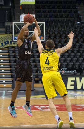 GER, Basketball, EWE Baskets Oldenburg vs Hamburg Towers 10.02.2021, EWE Arena, Oldenburg, GER, easy Credit-BBL, EWE Baskets Oldenburg vs Hamburg Towers, im Bild Kameron TAYLOR ( Hamburg Towers 7 ) Keith HORNSBY (EWE Baskets Oldenburg 4 )
