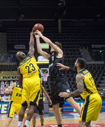 GER, Basketball, EWE Baskets Oldenburg vs Hamburg Towers 10.02.2021, EWE Arena, Oldenburg, GER, easy Credit-BBL, EWE Baskets Oldenburg vs Hamburg Towers, im Bild Rickey PAULDING (EWE Baskets Oldenburg 23 ) Maik KOTSAR ( Hamburg Towers 11 ) Martin BREUNING (EWE Baskets Oldenburg 12 )