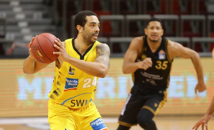Ludwigsburg , Basketball easyCredit BBL Bundesliga , MHP RIESEN Ludwigsburg vs. Basketball Löwen Braunschweig , Andrew Warren ( Riesen )