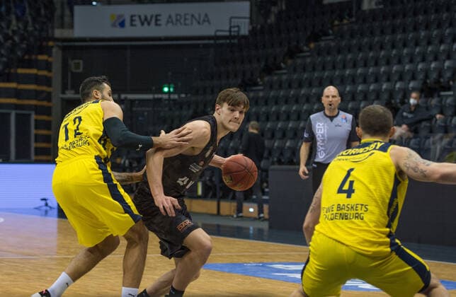 GER, Basketball, EWE Baskets Oldenburg vs Hamburg Towers 10.02.2021, EWE Arena, Oldenburg, GER, easy Credit-BBL, EWE Baskets Oldenburg vs Hamburg Towers, im Bild Maik KOTSAR ( Hamburg Towers 11 ) Martin BREUNING (EWE Baskets Oldenburg 12 ) Keith HORNSBY (EWE Baskets Oldenburg 4 )