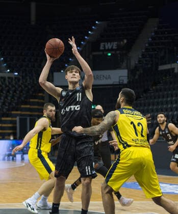 GER, Basketball, EWE Baskets Oldenburg vs Hamburg Towers 10.02.2021, EWE Arena, Oldenburg, GER, easy Credit-BBL, EWE Baskets Oldenburg vs Hamburg Towers, im Bild unter dem Korb Maik KOTSAR ( Hamburg Towers 11 ) Martin BREUNING (EWE Baskets Oldenburg 12 )