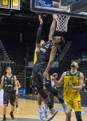 GER, Basketball, EWE Baskets Oldenburg vs Hamburg Towers 10.02.2021, EWE Arena, Oldenburg, GER, easy Credit-BBL, EWE Baskets Oldenburg vs Hamburg Towers, im Bild Terry ALLEN ( Hamburg Towers 25 ) Martin BREUNING (EWE Baskets Oldenburg 12 ) Nathan BOOTHE (EWE Baskets Oldenburg 45 )