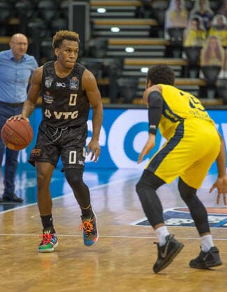 GER, Basketball, EWE Baskets Oldenburg vs Hamburg Towers 10.02.2021, EWE Arena, Oldenburg, GER, easy Credit-BBL, EWE Baskets Oldenburg vs Hamburg Towers, im Bild TJ SHORTS ( Hamburg Towers 0 ) Phil PRESSEY (EWE Baskets Oldenburg 25 )