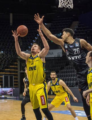 GER, Basketball, EWE Baskets Oldenburg vs Hamburg Towers 10.02.2021, EWE Arena, Oldenburg, GER, easy Credit-BBL, EWE Baskets Oldenburg vs Hamburg Towers, im Bild Rasid MAHALBASIC (EWE Baskets Oldenburg 24 ) Marvin OGUNSIPE ( Hamburg Towers 26 )