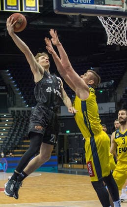 GER, Basketball, EWE Baskets Oldenburg vs Hamburg Towers 10.02.2021, EWE Arena, Oldenburg, GER, easy Credit-BBL, EWE Baskets Oldenburg vs Hamburg Towers, im Bild Justus HOLLATZ ( Hamburg Towers 21 ) Rasid MAHALBASIC (EWE Baskets Oldenburg 24 )