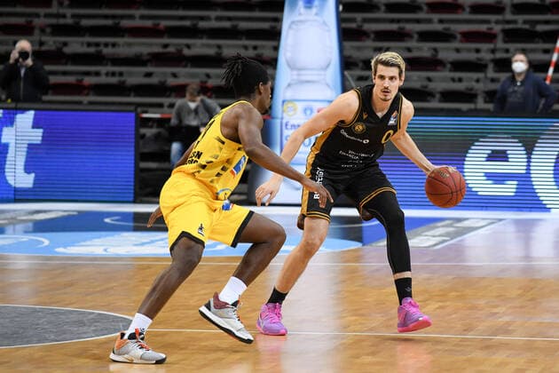 Lukas Wank (Basketball Loewen Braunschweig) im Zweikampf mit Jaleen Smith (MHP Riesen Ludwigsburg), GER, MHP Riesen Ludwigsburg vs. Basketball Loewen Braunschweig, 10.02.2021, 17. Spieltag easycredit Basketball Bundesliga, Spielzeit 2020 2021. GER, MHP Riesen Ludwigsburg vs. Basketball Loewen Braunschweig, 10.02.2021, 17. Spieltag easycredit Basketball Bundesliga, Spielzeit 2020 2021 Ludwigsburg Copyright: xEibnerxPressefoto MichaelxMemmlerx EP_MMR