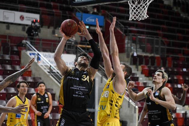 Gavin Schilling (Basketball Loewen Braunschweig) am Korb gegen Jonas Wohlfarth-Bottermann (MHP Riesen Ludwigsburg), GER, MHP Riesen Ludwigsburg vs. Basketball Loewen Braunschweig, 10.02.2021, 17. Spieltag easycredit Basketball Bundesliga, Spielzeit 2020 2021. GER, MHP Riesen Ludwigsburg vs. Basketball Loewen Braunschweig, 10.02.2021, 17. Spieltag easycredit Basketball Bundesliga, Spielzeit 2020 2021 Ludwigsburg Copyright: xEibnerxPressefoto MichaelxMemmlerx EP_MMR