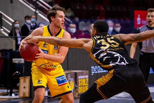 Jordan Hulls (MHP RIESEN Ludwigsburg 1) ; Karim Jallow (Basketball Loewen Braunschweig 35) ; 1. BASKETBALL Bundesliga: MHP Riesen Ludwigsburg - Basketball Loewen Braunschweig am 10.02.2021 in Ludwigsburg (MHPArena), Baden-Wuerttemberg, Deutschland Ludwigsburg. 10.02.21 Basketball , 10.02.2021, Ludwigsburg (Deutschland)