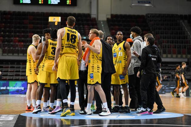 Jonas Wohlfarth-Bottermann (MHP Riesen Ludwigsburg), Lukas Herzog (MHP Riesen Ludwigsburg) und Team feiern im Kreis den Sieg, GER, MHP Riesen Ludwigsburg vs. Basketball Loewen Braunschweig, 10.02.2021, 17. Spieltag easycredit Basketball Bundesliga, Spielzeit 2020 2021. GER, MHP Riesen Ludwigsburg vs. Basketball Loewen Braunschweig, 10.02.2021, 17. Spieltag easycredit Basketball Bundesliga, Spielzeit 2020 2021 Ludwigsburg Copyright: xEibnerxPressefoto MichaelxMemmlerx EP_MMR