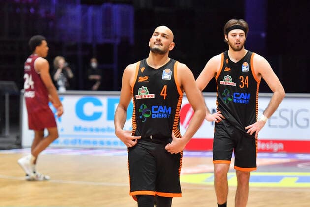 Chemnitz, Deutschland 10. Februar 2021: BBL - 2020 2021 - Niners Chemnitz vs. Rasta Vechta v.li. Stefan Peno (Vechta), Jesse Hunt (Vechta), Copyright: xFotostandx xDostmannx
