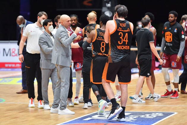 Chemnitz, Deutschland 10. Februar 2021: BBL - 2020 2021 - Niners Chemnitz vs. Rasta Vechta Handshake von v.li. Trainer Rodrigo Pastore (Chemnitz), Josh Young (Vechta), Jesse Hunt (Vechta), Copyright: xFotostandx xDostmannx