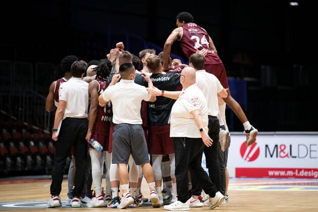 easycredit BBL Saison 2020 2021 17. Spieltag am 10.2.2021 NINERS Chemnitz vs RASTA Vechta Freude über den Sieg beim Team von Chemnitz. George King ( 24) springt oben auf den Huddle Messe Chemnitz