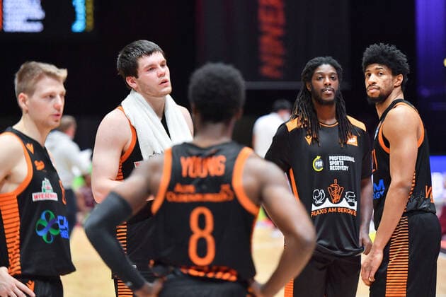 Chemnitz, Deutschland 10. Februar 2021: BBL - 2020 2021 - Niners Chemnitz vs. Rasta Vechta Die Spiler von Rasta Vechta sind nach dem Spiel unzufrieden.. Copyright: xFotostandx xDostmannx