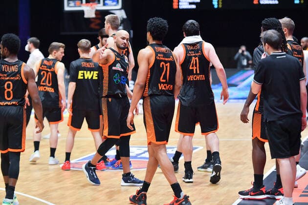 Chemnitz, Deutschland 10. Februar 2021: BBL - 2020 2021 - Niners Chemnitz vs. Rasta Vechta Handshake von v.li. Stefan Peno (Vechta), Jordan Barnett (Vechta), Copyright: xFotostandx xDostmannx