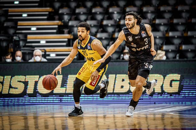 Basketball Oldenburg 10.02.2021 Saison 2020 2021 easyCredit BBL: 17. Spieltag: EWE Baskets - Hamburg Towers Basketball Oldenburg 10.02.2021 Saison 2020 2021 easyCredit BBL: 17. Spieltag: EWE Baskets - Hamburg Towers 24, Rasid Mahalbasic, EWE Baskets Oldenburg 3 Max DiLeo, Towers Hamburg nur redaktionelle Verwendung - kommerzielle Verwendung Nutzung nur nach Absprache mit dem Fotografen Oldenburg Deutschland