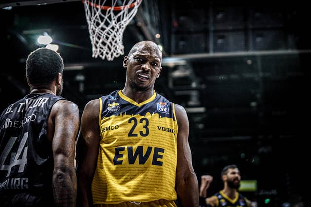 Basketball Oldenburg 10.02.2021 Saison 2020 2021 easyCredit BBL: 17. Spieltag: EWE Baskets - Hamburg Towers Basketball Oldenburg 10.02.2021 Saison 2020 2021 easyCredit BBL: 17. Spieltag: EWE Baskets - Hamburg Towers 44 Bryce Taylor, Towers Hamburg 23, Rickey Paulding, EWE Baskets Oldenburg nur redaktionelle Verwendung - kommerzielle Verwendung Nutzung nur nach Absprache mit dem Fotografen Oldenburg Deutschland
