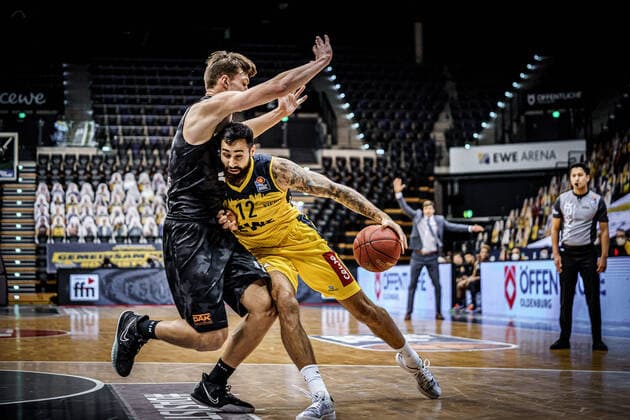 Bilder des Jahres 2021, Sport 02 Februar Sport Themen der Woche KW06 Sport Bilder des Tages Basketball Oldenburg 10.02.2021 Saison 2020 2021 easyCredit BBL: 17. Spieltag: EWE Baskets - Hamburg Towers Basketball Oldenburg 10.02.2021 Saison 2020 2021 easyCredit BBL: 17. Spieltag: EWE Baskets - Hamburg Towers 21 Justus Hollatz, Towers Hamburg 12, Martin Breunig, EWE Baskets Oldenburg nur redaktionelle Verwendung - kommerzielle Verwendung Nutzung nur nach Absprache mit dem Fotografen Oldenburg Deutschland *** Basketball Oldenburg 10 02 2021 Season 2020 2021 easyCredit BBL 17 Matchday EWE Baskets Hamburg Towers Basketball Oldenburg 10 02 2021 Season 2020 2021 easyCredit BBL 17 Matchday EWE Baskets Hamburg Towers 21 Justus Hollatz, Towers Hamburg 12, Martin Breunig, EWE Baskets Oldenburg editorial use only commercial use only by arrangement with the photographer Oldenburg Germany