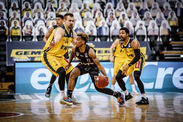 Basketball Oldenburg 10.02.2021 Saison 2020 2021 easyCredit BBL: 17. Spieltag: EWE Baskets - Hamburg Towers Basketball Oldenburg 10.02.2021 Saison 2020 2021 easyCredit BBL: 17. Spieltag: EWE Baskets - Hamburg Towers 24, Rasid Mahalbasic, EWE Baskets Oldenburg 0 TJ Shorts, Towers Hamburg 55, Phil Pressey, EWE Baskets Oldenburg nur redaktionelle Verwendung - kommerzielle Verwendung Nutzung nur nach Absprache mit dem Fotografen Oldenburg Deutschland