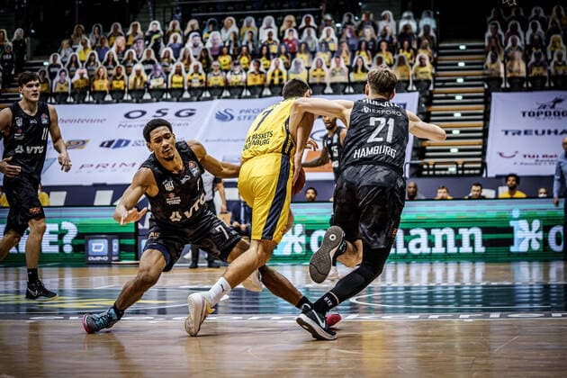 Basketball Oldenburg 10.02.2021 Saison 2020 2021 easyCredit BBL: 17. Spieltag: EWE Baskets - Hamburg Towers Basketball Oldenburg 10.02.2021 Saison 2020 2021 easyCredit BBL: 17. Spieltag: EWE Baskets - Hamburg Towers 7 Kameron Taylor, Towers Hamburg 7, Sebastian Herrera, EWE Baskets Oldenburg 21 Justus Hollatz, Towers Hamburg nur redaktionelle Verwendung - kommerzielle Verwendung Nutzung nur nach Absprache mit dem Fotografen Oldenburg Deutschland