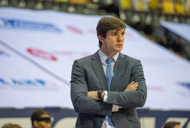 GER, Basketball, EWE Baskets Oldenburg vs Hamburg Towers 10.02.2021, EWE Arena, Oldenburg, GER, easy Credit-BBL, EWE Baskets Oldenburg vs Hamburg Towers, im Bild Pedro CALLES ( Hamburg Towers Headcoach Trainer )