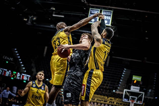 Basketball Oldenburg 10.02.2021 Saison 2020 2021 easyCredit BBL: 17. Spieltag: EWE Baskets - Hamburg Towers Basketball Oldenburg 10.02.2021 Saison 2020 2021 easyCredit BBL: 17. Spieltag: EWE Baskets - Hamburg Towers 23, Rickey Paulding, EWE Baskets Oldenburg 11 Maik Kotsar Towers Hamburg, 12, Martin Breunig, EWE Baskets Oldenburg nur redaktionelle Verwendung - kommerzielle Verwendung Nutzung nur nach Absprache mit dem Fotografen Oldenburg Deutschland