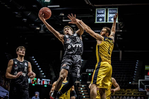 Basketball Oldenburg 10.02.2021 Saison 2020 2021 easyCredit BBL: 17. Spieltag: EWE Baskets - Hamburg Towers Basketball Oldenburg 10.02.2021 Saison 2020 2021 easyCredit BBL: 17. Spieltag: EWE Baskets - Hamburg Towers 55, Phil Pressey, EWE Baskets Oldenburg T 0 TJ Shorts, Towers Hamburg nur redaktionelle Verwendung - kommerzielle Verwendung Nutzung nur nach Absprache mit dem Fotografen Oldenburg Deutschland