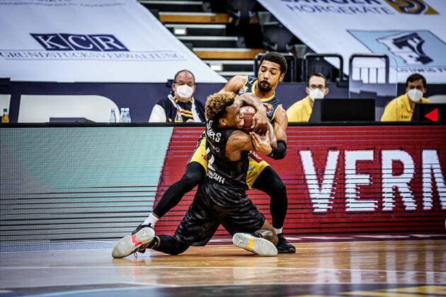 Basketball Oldenburg 10.02.2021 Saison 2020 2021 easyCredit BBL: 17. Spieltag: EWE Baskets - Hamburg Towers Basketball Oldenburg 10.02.2021 Saison 2020 2021 easyCredit BBL: 17. Spieltag: EWE Baskets - Hamburg Towers 55, Phil Pressey, EWE Baskets Oldenburg T 0 TJ Shorts, Towers Hamburg nur redaktionelle Verwendung - kommerzielle Verwendung Nutzung nur nach Absprache mit dem Fotografen Oldenburg Deutschland