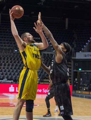 GER, Basketball, EWE Baskets Oldenburg vs Hamburg Towers 10.02.2021, EWE Arena, Oldenburg, GER, easy Credit-BBL, EWE Baskets Oldenburg vs Hamburg Towers, im Bild Nathan BOOTHE (EWE Baskets Oldenburg 45 ) Terry ALLEN ( Hamburg Towers 25 )