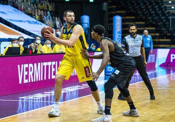 GER, Basketball, EWE Baskets Oldenburg vs Hamburg Towers 10.02.2021, EWE Arena, Oldenburg, GER, easy Credit-BBL, EWE Baskets Oldenburg vs Hamburg Towers, im Bild Nathan BOOTHE (EWE Baskets Oldenburg 45 ) Terry ALLEN ( Hamburg Towers 25 )
