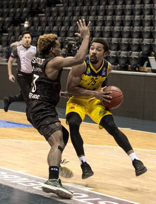 GER, Basketball, EWE Baskets Oldenburg vs Hamburg Towers 10.02.2021, EWE Arena, Oldenburg, GER, easy Credit-BBL, EWE Baskets Oldenburg vs Hamburg Towers, im Bild Phil PRESSEY (EWE Baskets Oldenburg 25 ) TJ SHORTS ( Hamburg Towers 0 )