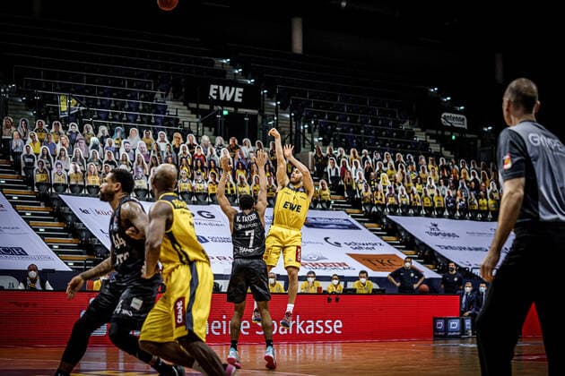 Basketball Oldenburg 10.02.2021 Saison 2020 2021 easyCredit BBL: 17. Spieltag: EWE Baskets - Hamburg Towers Basketball Oldenburg 10.02.2021 Saison 2020 2021 easyCredit BBL: 17. Spieltag: EWE Baskets - Hamburg Towers 4, Keith Hornsby, EWE Baskets Oldenburg mit dem Buzzer Beater zum Sieg nur redaktionelle Verwendung - kommerzielle Verwendung Nutzung nur nach Absprache mit dem Fotografen Oldenburg Deutschland