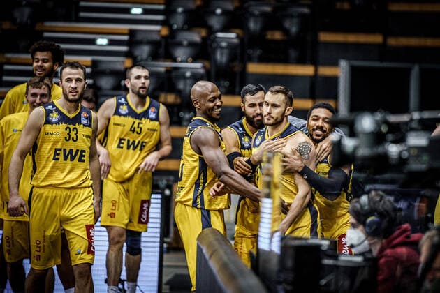 Basketball Oldenburg 10.02.2021 Saison 2020 2021 easyCredit BBL: 17. Spieltag: EWE Baskets - Hamburg Towers Basketball Oldenburg 10.02.2021 Saison 2020 2021 easyCredit BBL: 17. Spieltag: EWE Baskets - Hamburg Towers 23, Rickey Paulding, EWE Baskets Oldenburg 12, Martin Breunig, EWE Baskets Oldenburg 55, Phil Pressey, EWE Baskets Oldenburg T 4, Keith Hornsby, EWE Baskets Oldenburg nur redaktionelle Verwendung - kommerzielle Verwendung Nutzung nur nach Absprache mit dem Fotografen Oldenburg Deutschland