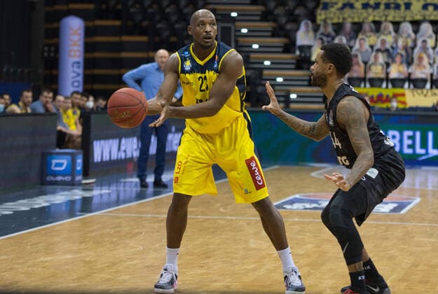 GER, Basketball, EWE Baskets Oldenburg vs Hamburg Towers 10.02.2021, EWE Arena, Oldenburg, GER, easy Credit-BBL, EWE Baskets Oldenburg vs Hamburg Towers, im Bild Rickey PAULDING (EWE Baskets Oldenburg 23 ) Bryce TAYLOR ( Hamburg Towers 44 )