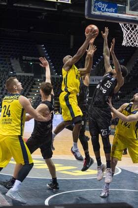 GER, Basketball, EWE Baskets Oldenburg vs Hamburg Towers 10.02.2021, EWE Arena, Oldenburg, GER, easy Credit-BBL, EWE Baskets Oldenburg vs Hamburg Towers, im Bild Rickey PAULDING (EWE Baskets Oldenburg 23 ) Terry ALLEN ( Hamburg Towers 25 )